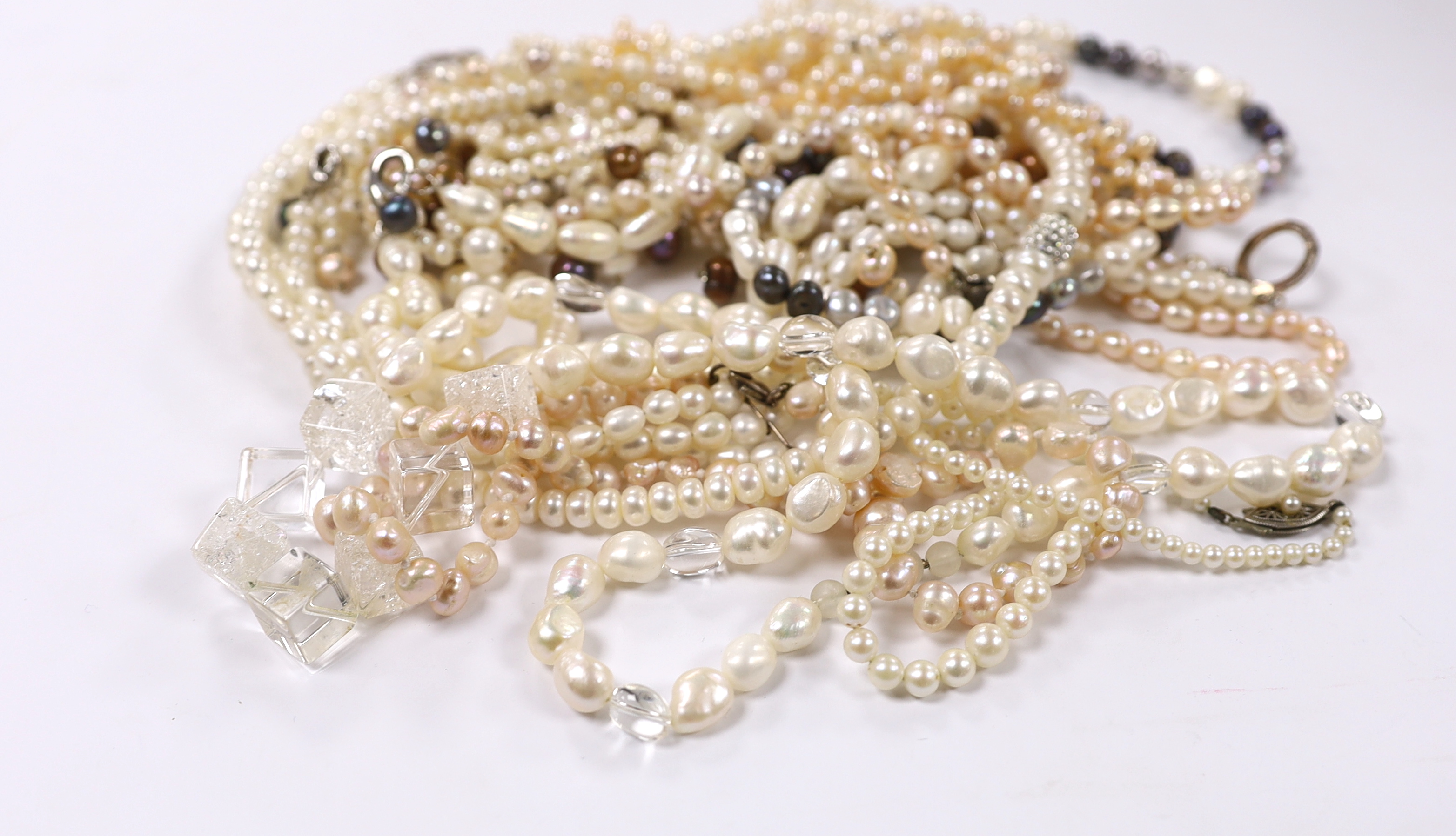 A large collection of assorted mainly freshwater pearl necklaces.